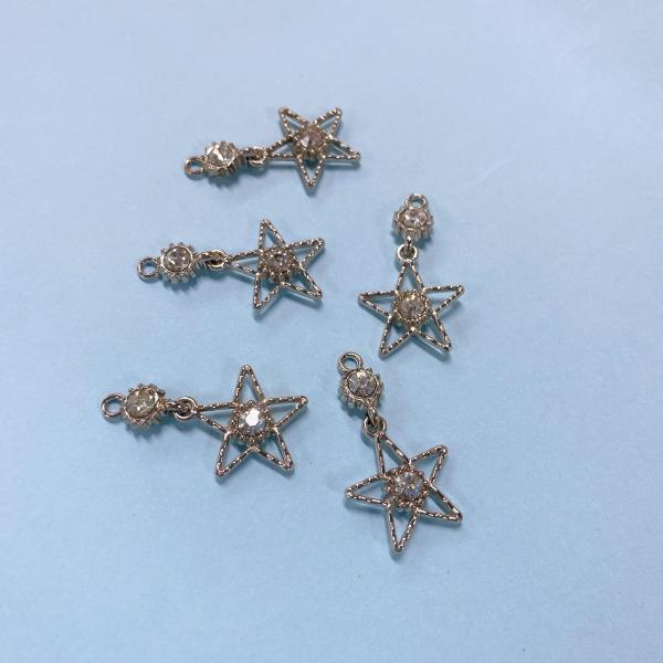 O sutiã liga de zinco da estrela do Pentagram encanta pendentes do cristal de rocha
