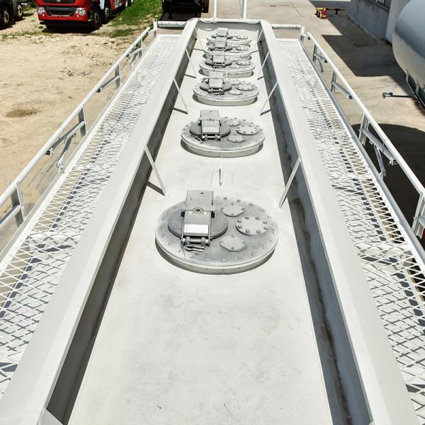8 Forward Shift Number HOWO 20000L Crude Palm Oil Fuel Tanker Truck with 5001 10000L Tank Volume