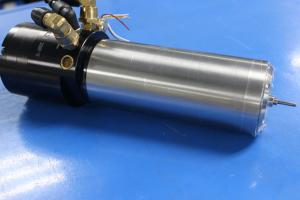 a alta freqüência da precisão 0.75KW alonga o eixo do motor do router do CNC