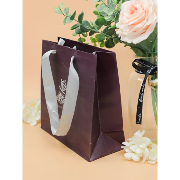 Bolsas de papel respetuosas del medio ambiente laterales llenas con las cuerdas del logotipo y de la cinta de la laminación de Matt