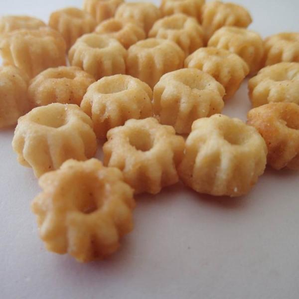 Os petiscos japoneses para o partido que os supermercados barram o biscoito torrado dos arrozes tufados fritam petiscos da grão