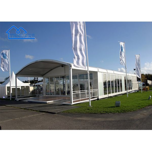 La belle tente de l' Arc Marquee, la réception d'affaires, la fête de mariage, le mur de verre, la tente de l' Arc.