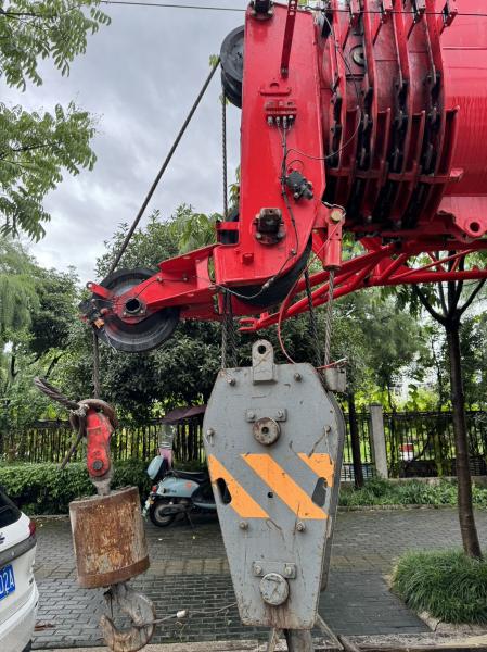 2024 Sany Grue utilisée STC800C5-8 Main Boom 50,5 mètres Jib 17,5 mètres contrepoids 20,5 tonnes Excellentes conditions de travail.