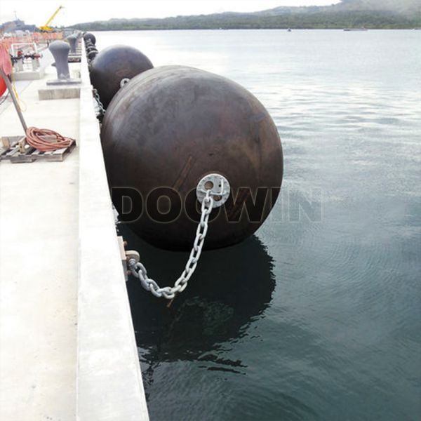 Défenses cylindriques pneumatiques en caoutchouc de type élingue 0,5 m-4,5 m pour la protection des navires/quais