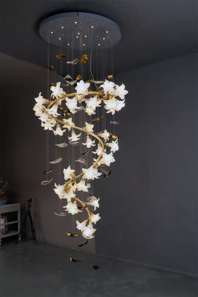 Luzes de vidro do candelabro do pendente da flor com a lâmpada de suspensão da escada cerâmica de cobre