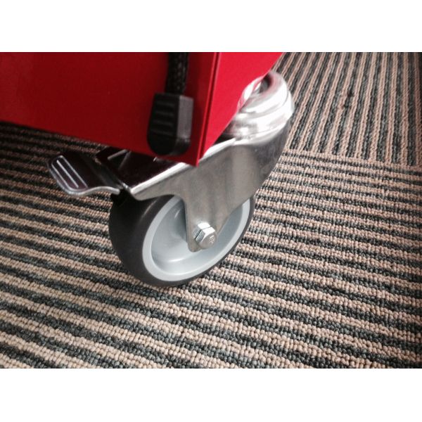 Передвижные стеллажи для выставки товаров 4 слоев металлопластинчатые с рицинусами