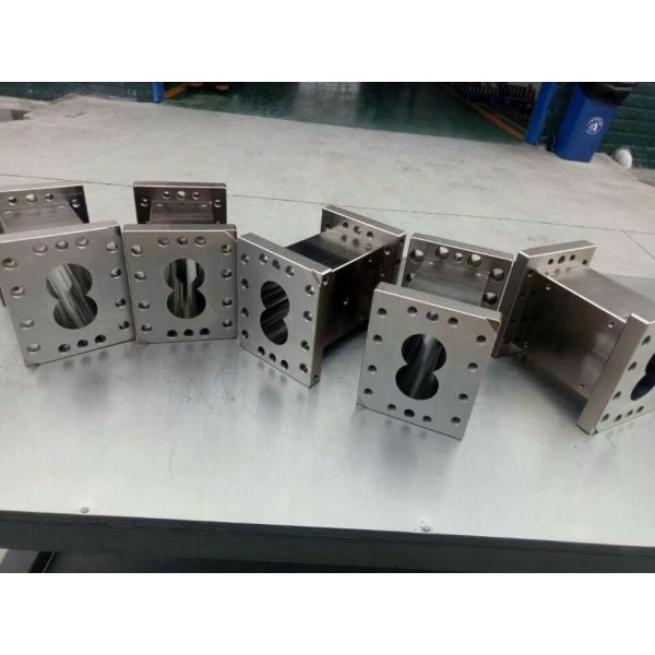 Двойные части штрангпресса винта привинчивают изготовитель бочонков для пластиковой машины