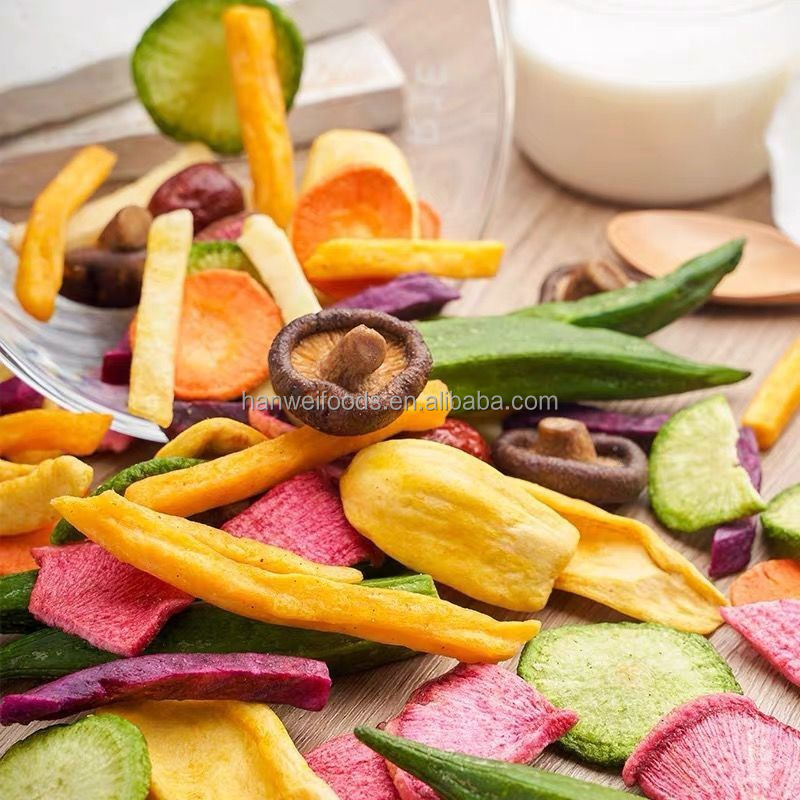 Смешанные высушенные закуски детей фруктов и овощей вакуумируют зажаренные обломоки овоща