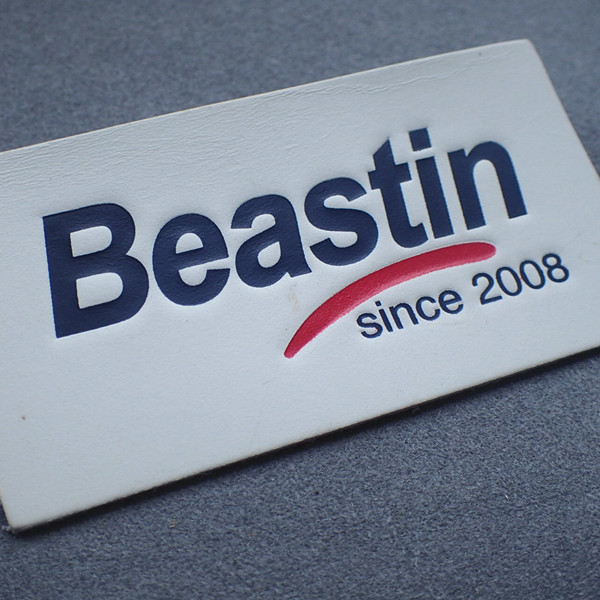 Устойчивое OEKO выбило кожаные бирки для джинсов