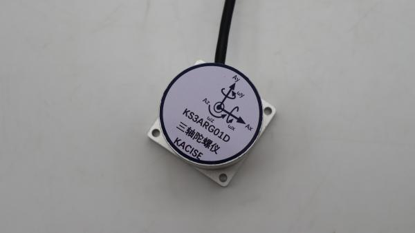 ≤ 0,15 ゚/s) Repetibilidad del sesgo y 12 ゚/h) Estabilidad del sesgo Sensor giroscópico electrónico para sistema de navegación inercial