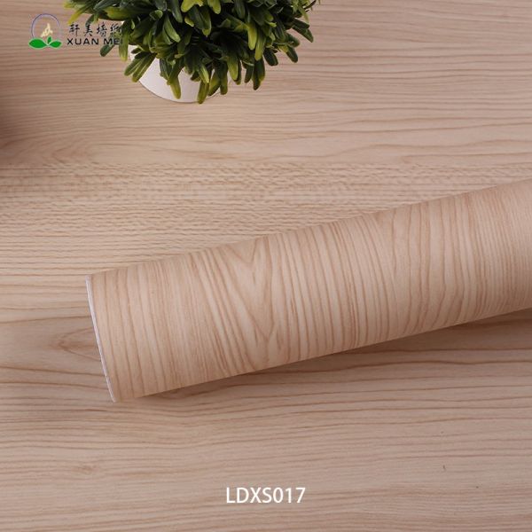 Film autoadhésif à grains de bois très brillants en PVC pour la rénovation de meubles