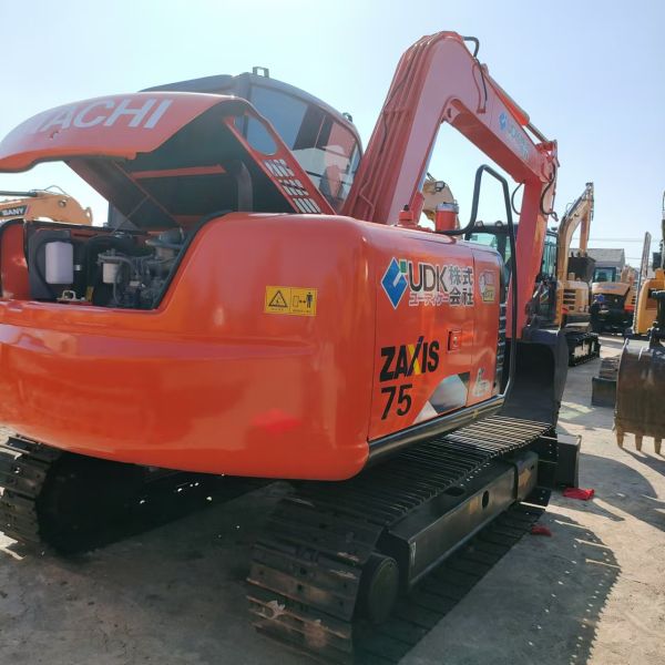 Excavateur Hitachi ZX75 avec système de transmission hydraulique avancé et régulateur proportionnel électrique