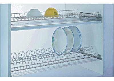 A cozinha da economia do espaço retira a cesta Chrome chapeou com os tamanhos diferentes