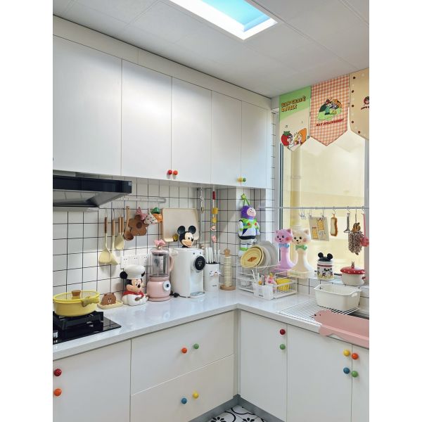 High Quality PVC Laminate Modern Kitchen Cabinet Pantry Cupboard Design