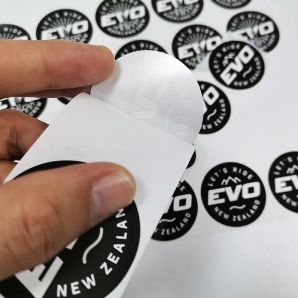 Etiquetas varejos feitas sob encomenda de BOPP que envernizam o papel imprimível giratório da etiqueta do vinil