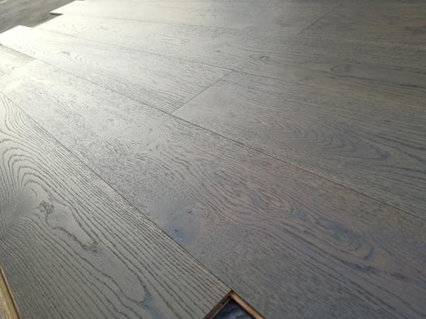 Le chêne européen de catégorie de caractère a machiné le plancher en bois avec le gris souillé