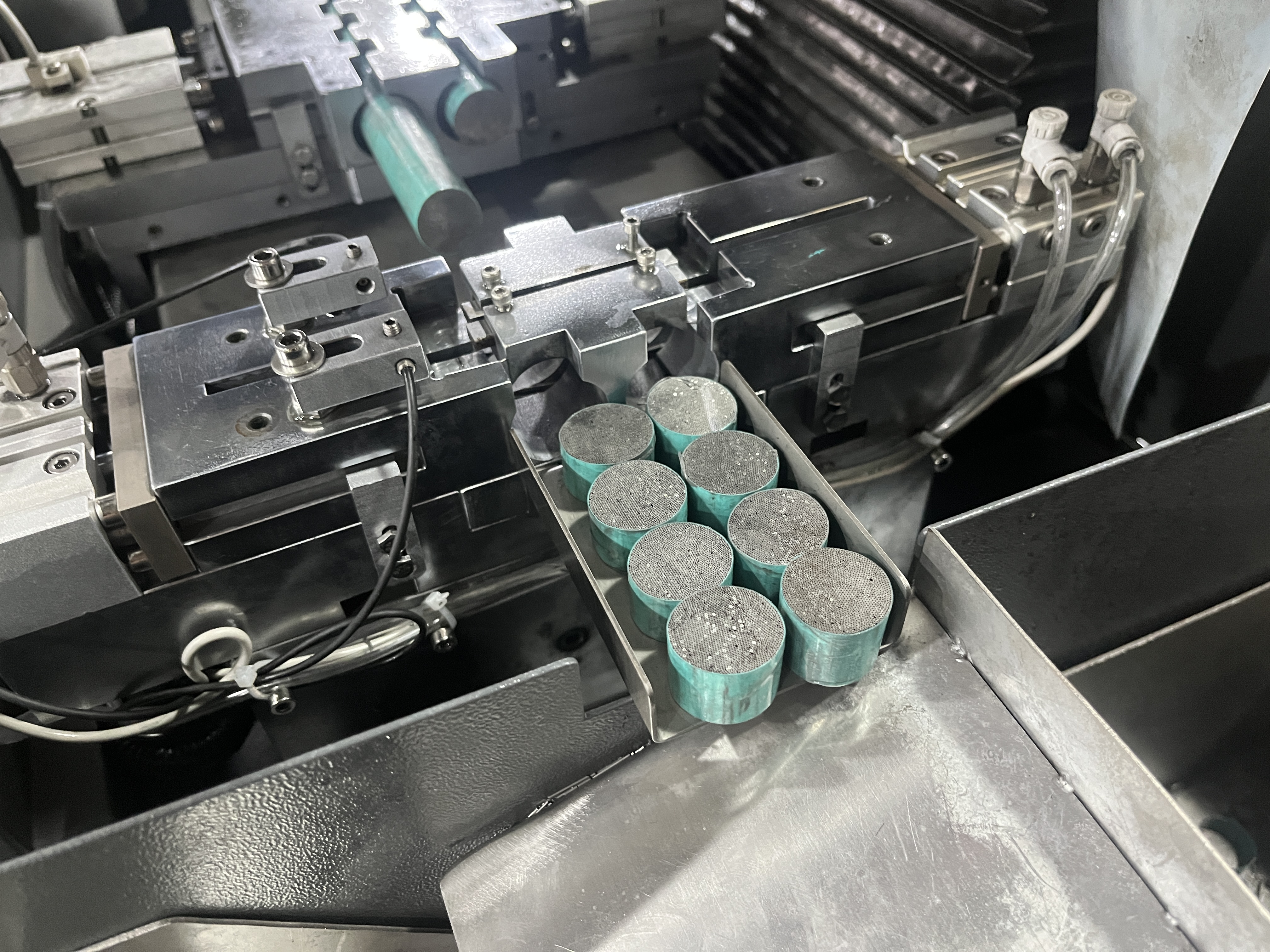 Medical ultra-fine micrometer needle tip needle tube precision cutting machine