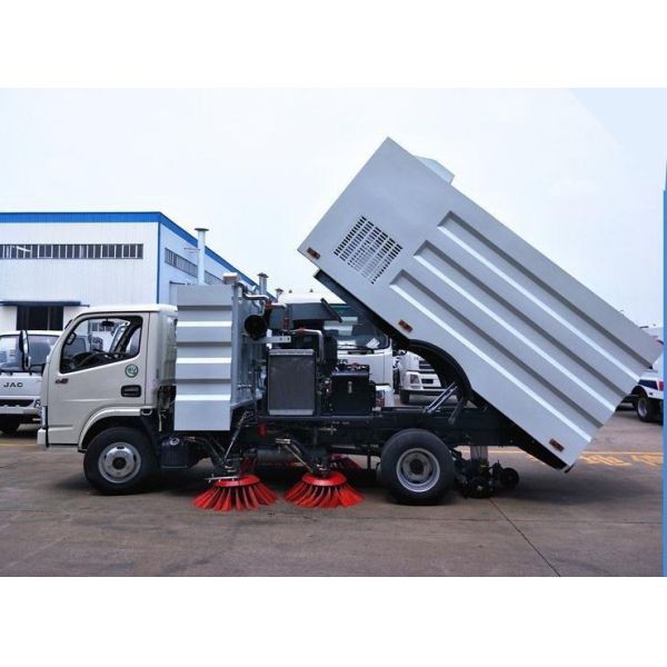 Dongfeng 4x2 Road Sweeper Truck 4cbm 6 Wheels With Brush Humanized Operation