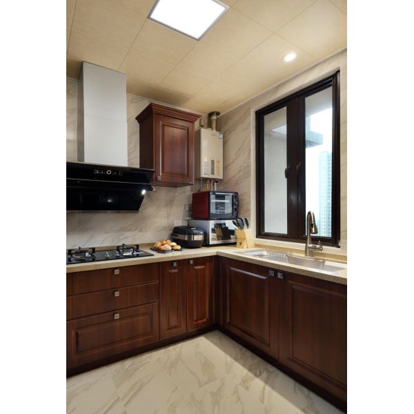 El armario de la cocina de grano de madera, el armario de la puerta con panel de pizarra y la encimera de cuarzo.