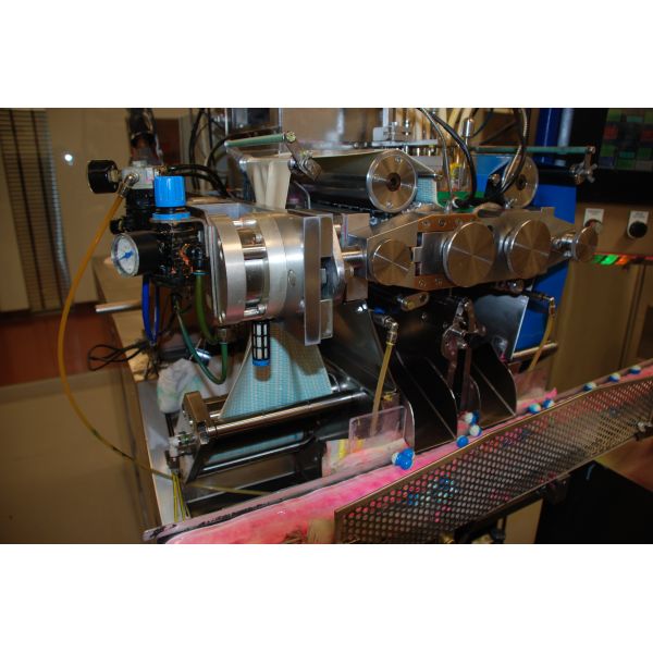 Rodillo de matriz de cobre personalizado de alta precisión para la fabricación de paintball y molde de cápsulas de encapsulación blanda