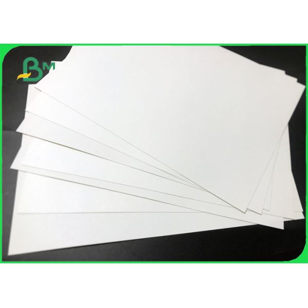 El Libro Blanco sin recubrimiento de la categoría alimenticia 190gsm 210gsm rueda 700m m para el papel basado de la taza El Libro Blanco sin recubrimiento de la categoría alimenticia 190gsm 210gsm rueda 700m m para el papel basado de la taza