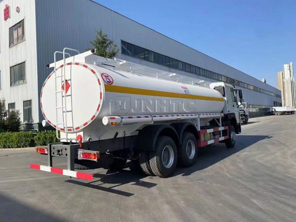 6x4 20000L Sinotruk Howo Tanker Truck 371hp LHD Driving