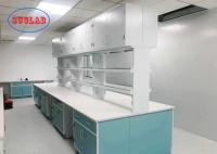 Banquette de laboratoire vert foncé avec comptoir en céramique blanche à l'institut de recherche