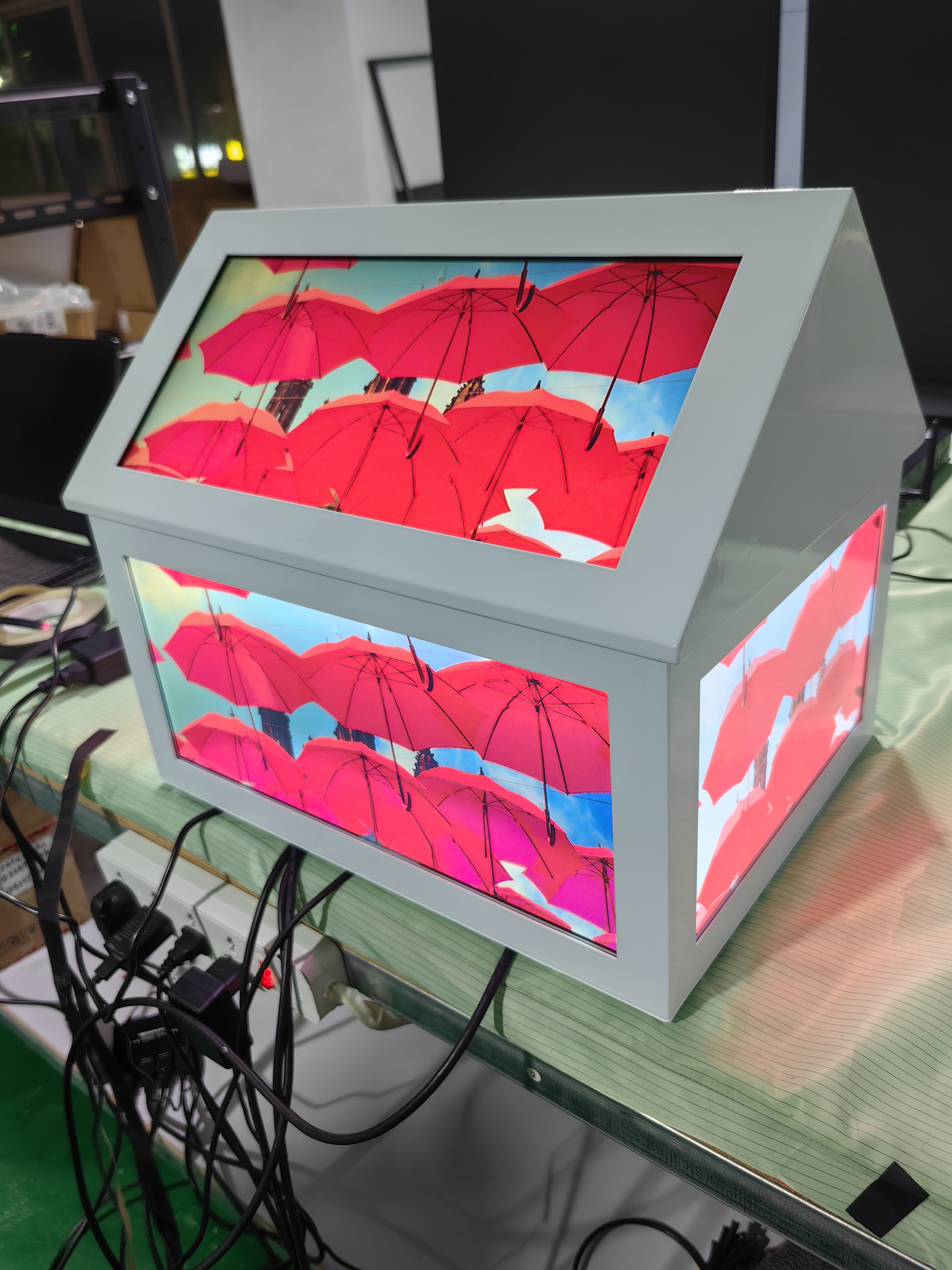 Indoor Advertising Six Sided LCD Display With HDMI Showing Different Contents For Brand Shop