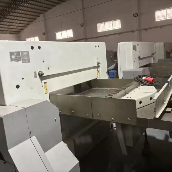 Использованная 115 XC гильотиновая машина для резки бумаги для полярных бумажных резчиков в хорошем состоянии