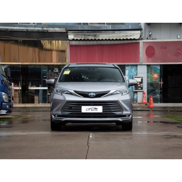 MPV Second-Hand Toyota Sienna with Naturally Aspirated Engine Type and LED Headlights