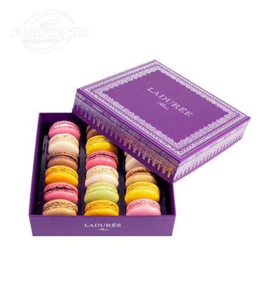 Des biscuits au chocolat en vrac, des macarons, des boîtes-cadeaux, du papier, des souvenirs de mariage.
