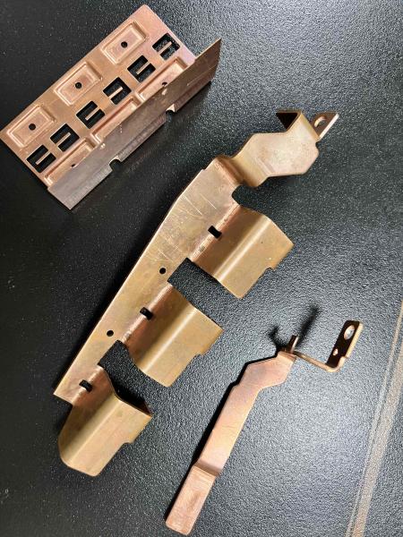 カスタム製の銅型スタンプ付き電気コネクタ 電力配送システムと接地システムのための精密伝導性バスバー部品