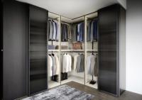 Armoire personnalisée en faisceau de bois noir en forme de L avec portes en verre
