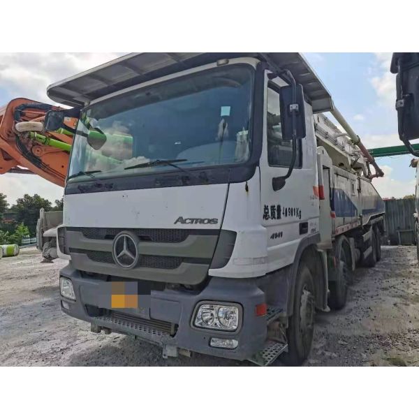 Zoomlion 52m Бетонный насос на шасси Benz для продажи подержанного строительного оборудования