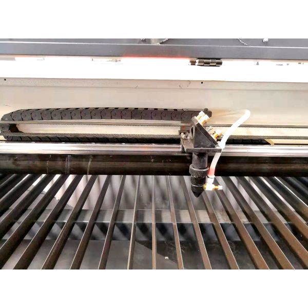 6090 Máquina de grabado de corte láser CNC CO2 con sistema de transmisión de múltiples ejes