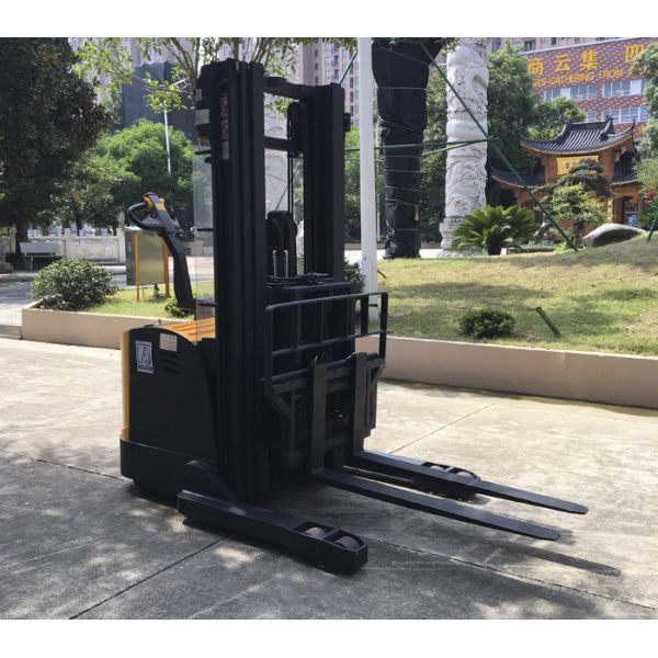 Magnetic Valve Control Warehouse Forklift Trucks Reach Type 1500kg Capacity