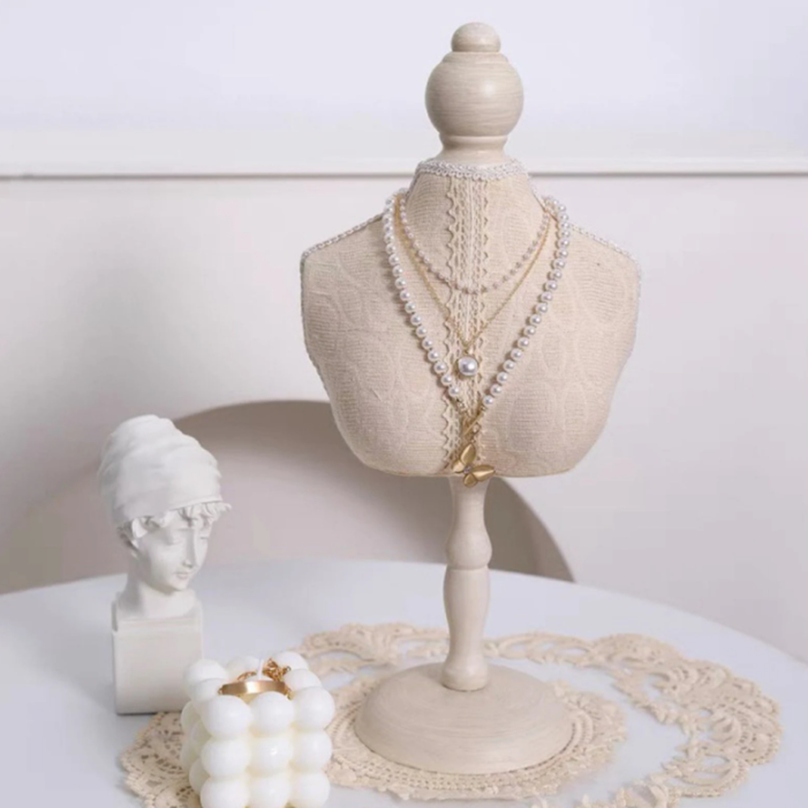 Customized Design Jewelry Display Bust with LED Lighting and Durable Metal Frame for Necklace Display Stand