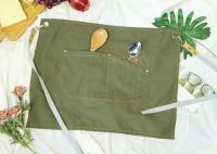 Cuisine de couleur verte faisant cuire de doubles courroies de tablier