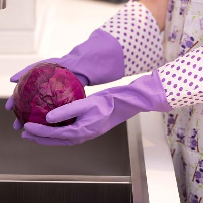 Cozinha roxa que limpa as luvas de borracha da luva longa extra com os testes padrões bonitos