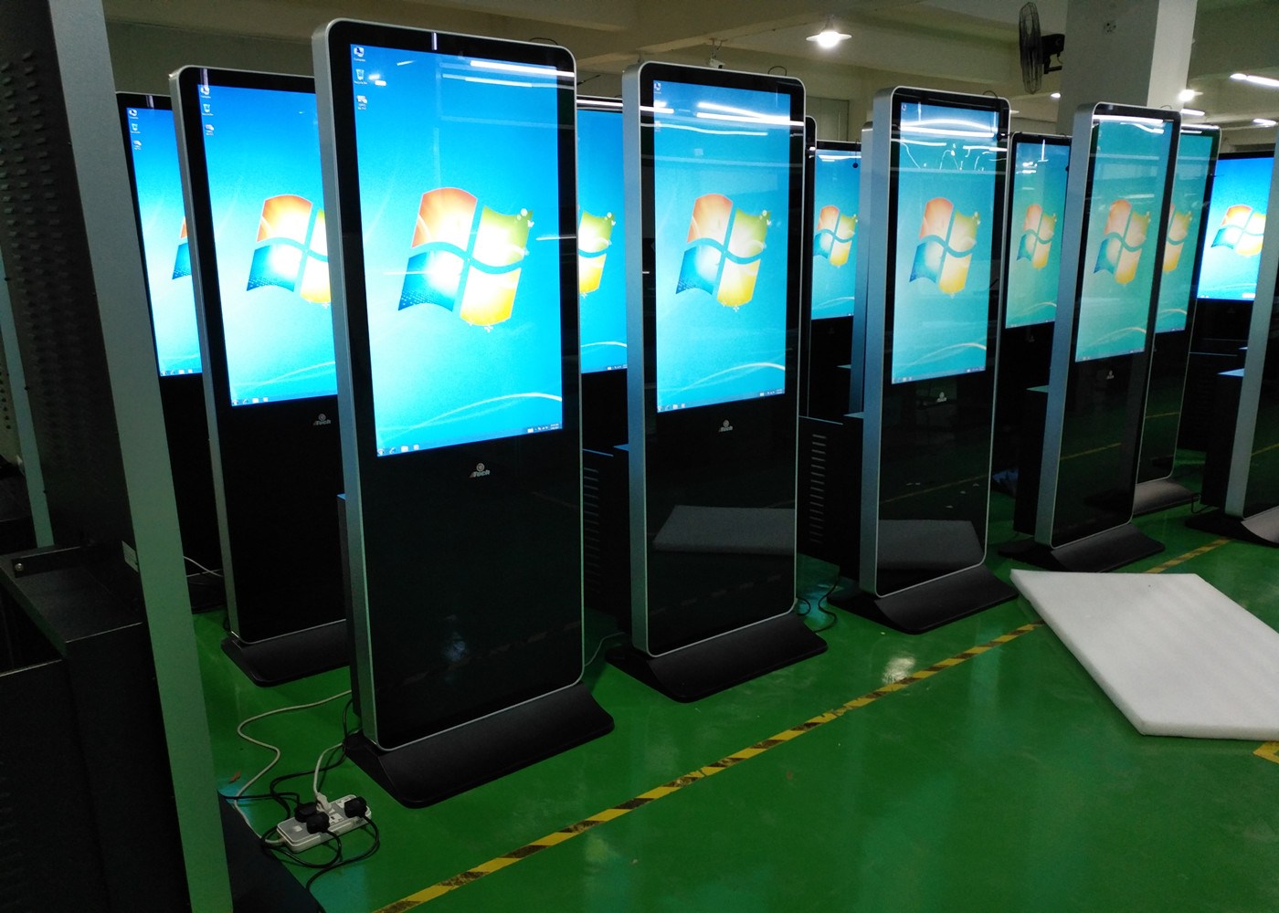 FCC киоска 1920x1080 HDMI положения пола LCD Signage 55in цифров