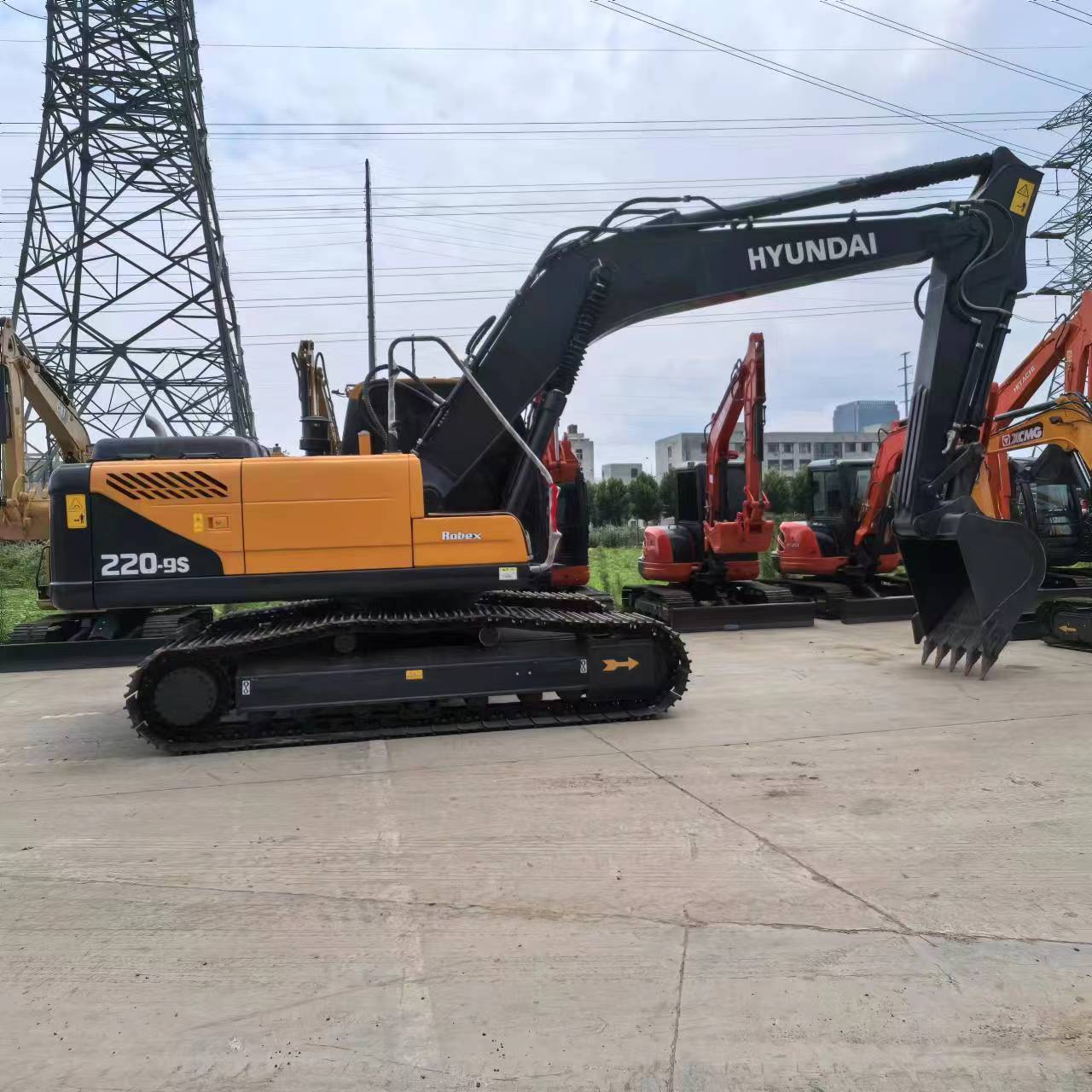High Performance Hyundai 220-9S Excavator 22 Ton  Engine Stable Hydraulics For Civil Construction