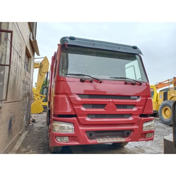 Used Dump Truck HOWO 375 with Original Paint and EPA Engine from Japan at Restaurant