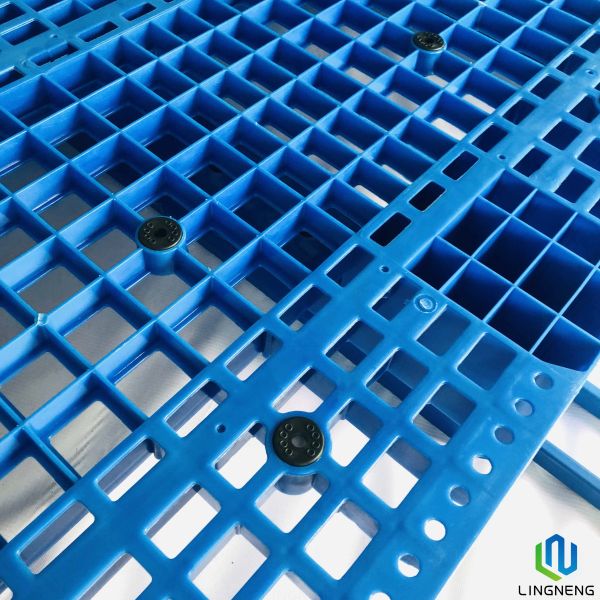 3 Runners Heavy Duty Plastic Storage Pallets 1200*1200*160mm With Steel Tubes