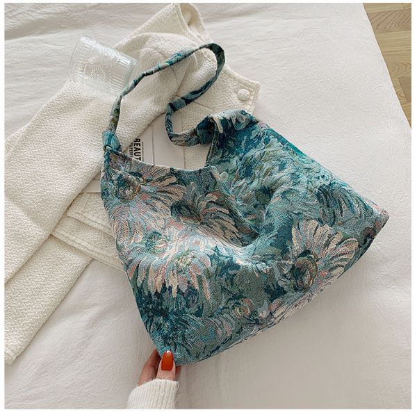 L'équipement est équipé d'un boîtier de poche, un sac à main, un sac à main, un sac à main, un sac à main, un sac à main.