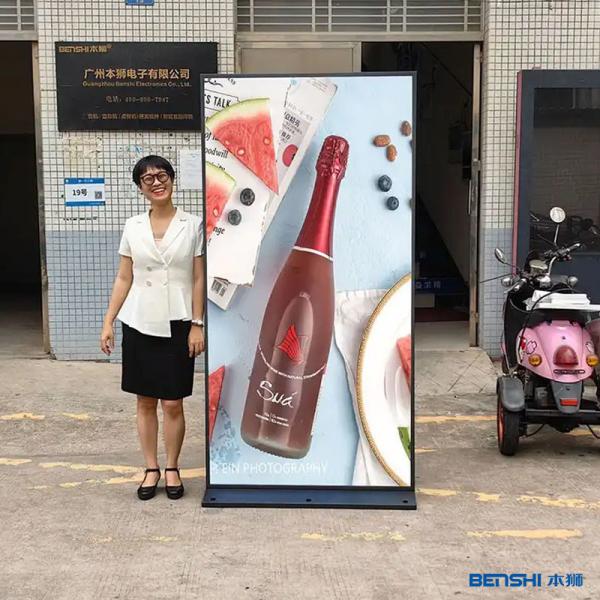IP65 Waterproof Outdoor Totem Signage 85 Inch High Brightness Advertising Display