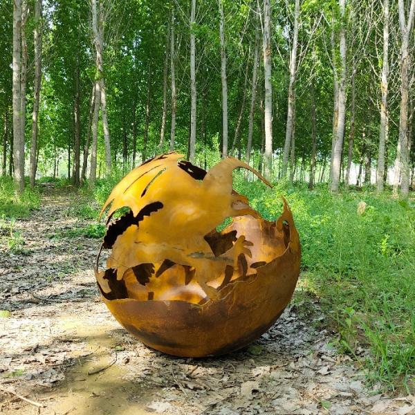 Decoração de jardim acampamento rústica Esfera de aço corten vermelho para fogueira Esfera