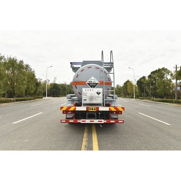 SINOTRUK HOWO 8X4 371HP 28CBM 4-6L Fuel Oil Tanker Truck High Capacity Transport Vehicle