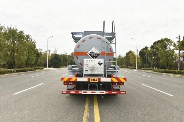 SINOTRUK HOWO 8X4 Fuel Oil Tanker Truck 371HP 28CBM With High Capacity Tanker