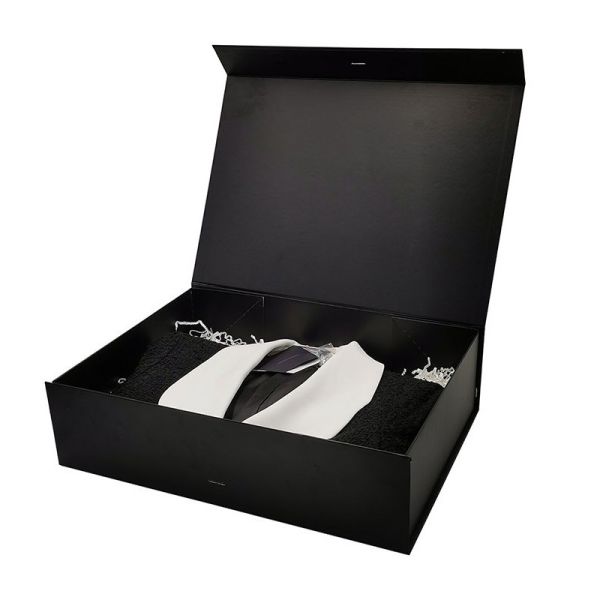 Black 2mm Clothing Hard Gift Boxes Glossy Varnish With String Handle