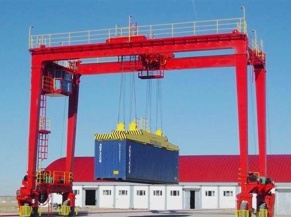 Heavy Duty 5 - 500t RTG Rubber Tyre Gantry Crane For Outdoor boxed shape